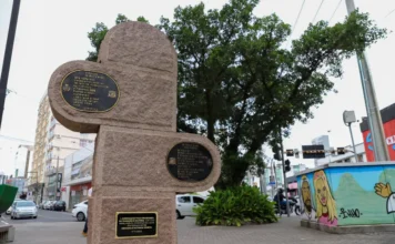 Criciúma celebra 25 anos de Gemellaggio com Vittorio Veneto Placa de monumento em pedra, em praça central de Criciúma, que celebra o Gemellaggio (irmandade) com a cidade italiana de Vittorio Veneto.