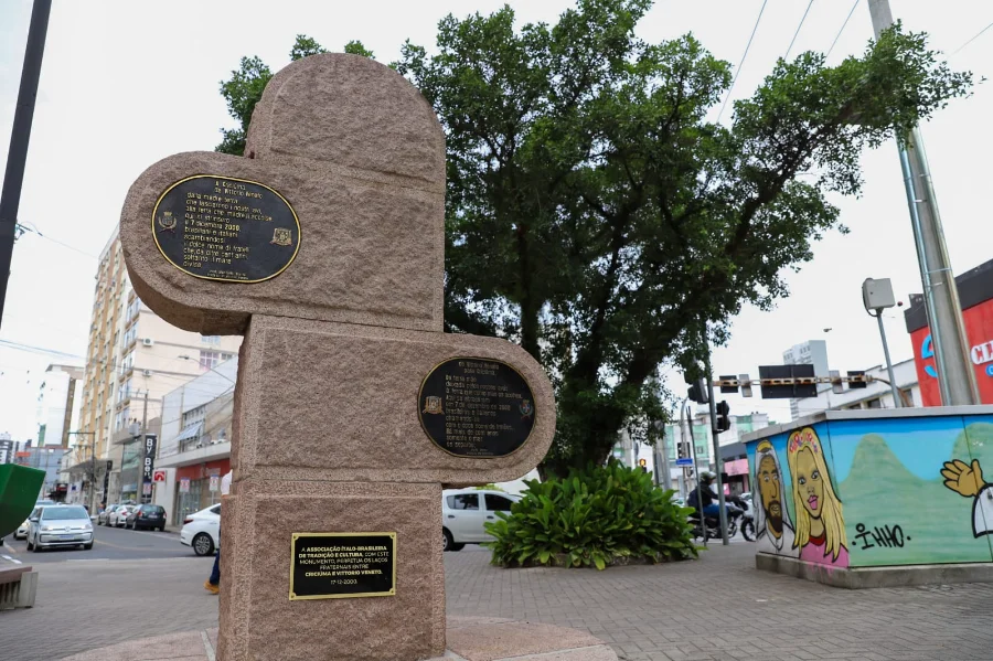 Placa de monumento em pedra, em praça central de Criciúma, que celebra o Gemellaggio (irmandade) com a cidade italiana de Vittorio Veneto.