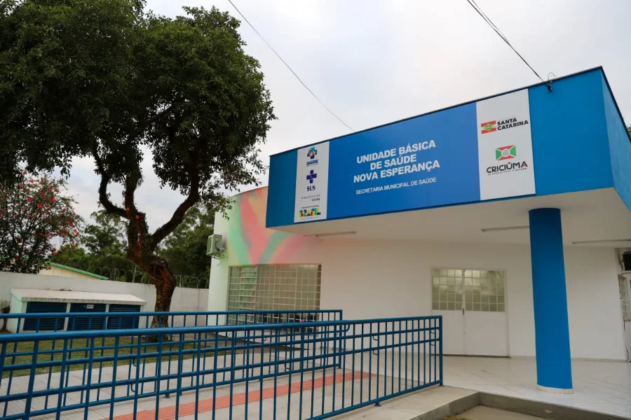 Criciúma entrega reforma da UBS Vila Nova Esperança Fachada da Unidade Básica de Saúde do bairro Vila Nova Esperança em Criciúma. O prédio é branco com uma platibanda azul onde se lê