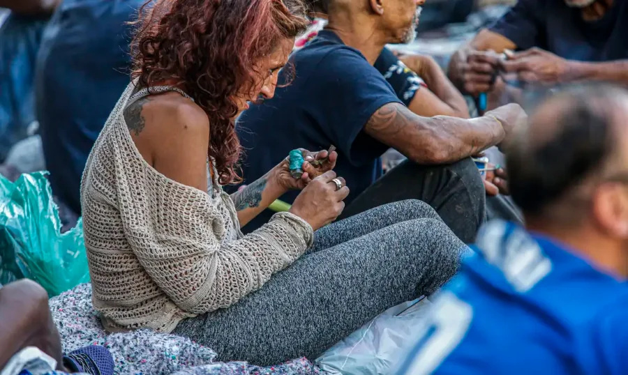 Estudo Sul e Sudeste lideram consumo de drogas no Brasil Consumo de drogas no Brasil. Levantamento da Unifesp aponta que as regiões Sul e Sudeste lideram o uso de substâncias ilícitas, com aumento significativo entre meninas de 14 a 17 anos.