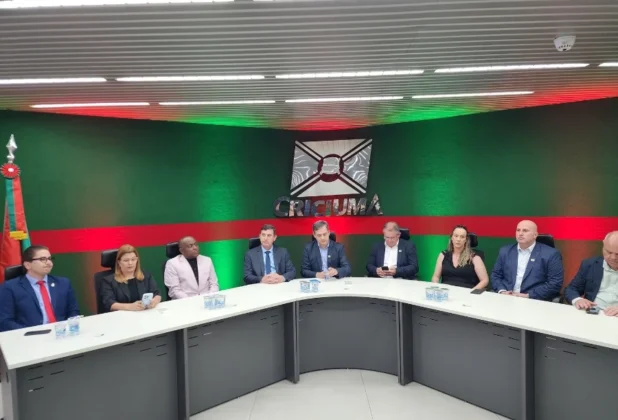 Vista frontal da mesa diretora durante o ato solene "Vozes e A&ccedil;&otilde;es de um S&eacute;culo", com a presen&ccedil;a de representantes do Executivo e Legislativo criciumense.