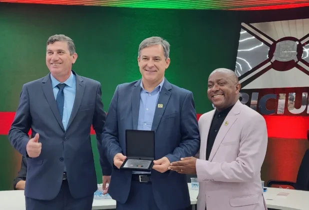 O presidente da C&acirc;mara, Marcio Daros, entrega uma placa de homenagem ao prefeito Vagner Espindola e ao vice Sal&eacute;sio Lima, simbolizando o reconhecimento pelo trabalho no ano do centen&aacute;rio.