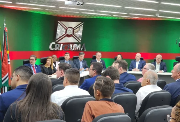 Vista aberta da mesa diretora durante o ato solene "Vozes e A&ccedil;&otilde;es de um S&eacute;culo", com a presen&ccedil;a de representantes do Executivo e Legislativo criciumense.