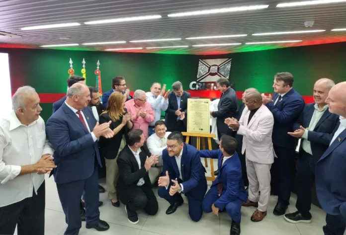 Executivo e Legislativo celebram 100 anos de Criciúma em ato Autoridades de Criciúma, incluindo o prefeito Vagner Espindola e o presidente da Câmara Marcio Daros, reúnem-se para descerrar a placa comemorativa dos 100 anos de emancipação no Salão Ouro Negro.