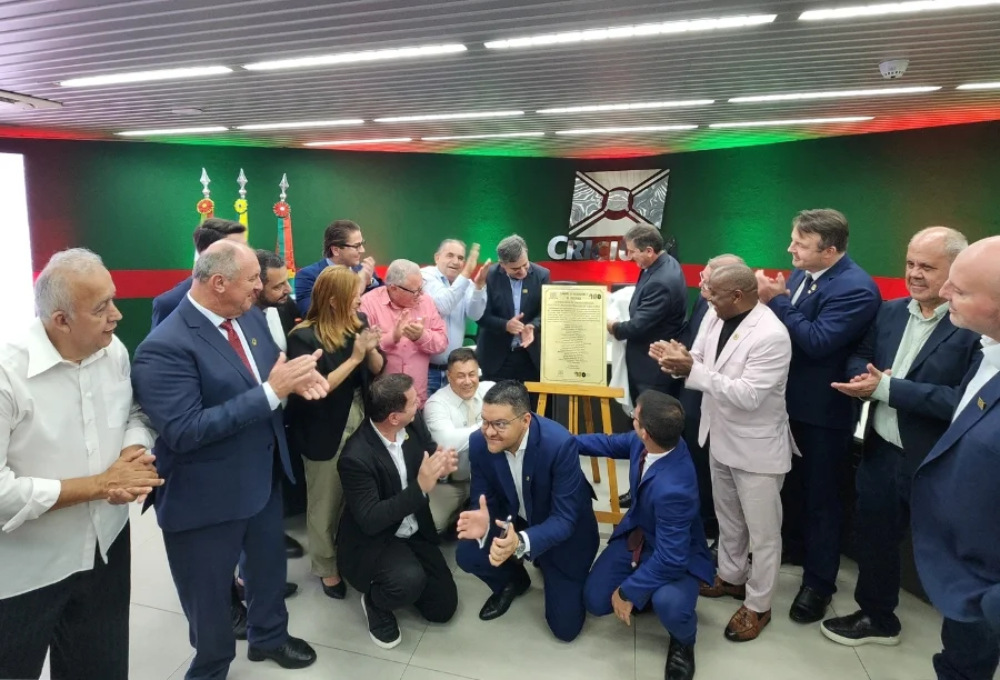 Executivo e Legislativo celebram 100 anos de Criciúma em ato Autoridades de Criciúma, incluindo o prefeito Vagner Espindola e o presidente da Câmara Marcio Daros, reúnem-se para descerrar a placa comemorativa dos 100 anos de emancipação no Salão Ouro Negro.