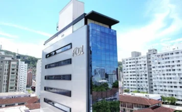 FCDL/SC critica PEC que extingue 6×1 e reduz jornada a 36 horas Fachada do prédio moderno da FCDL/SC, entidade que emitiu nota oficial criticando a PEC que propõe o fim da escala 6x1.