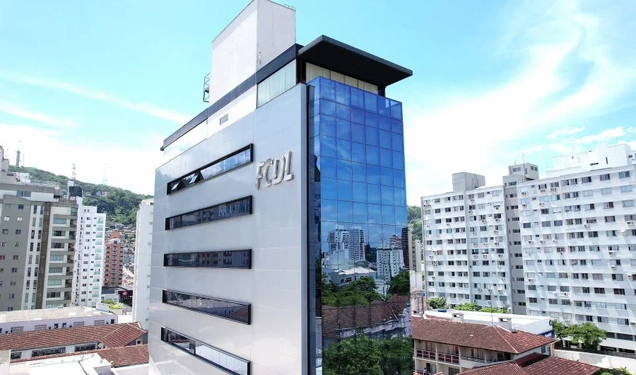 FCDL SC critica PEC que extingue 6x1 e reduz jornada a 36 horas Fachada do prédio moderno da FCDL/SC, entidade que emitiu nota oficial criticando a PEC que propõe o fim da escala 6x1.