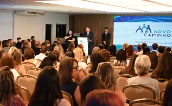 FIESC e TJSC formam jovens acolhidos no Novos Caminhos Cerimónia de encerramento do Programa Novos Caminhos 2025, destacando jovens formandos e representantes das empresas cidadãs que apoiam a inserção de adolescentes no mercado de trabalho em Santa Catarina.