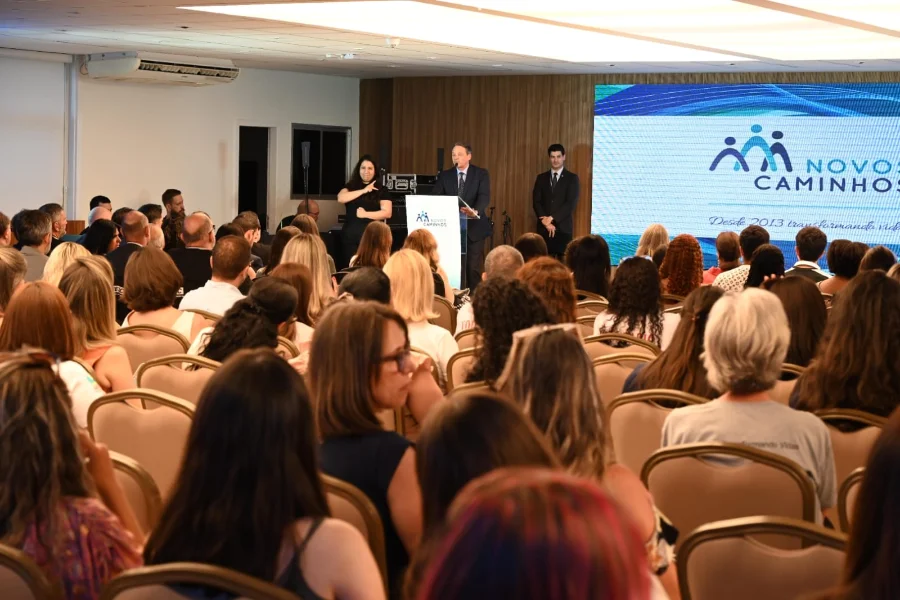 FIESC e TJSC formam jovens acolhidos no Novos Caminhos Cerimónia de encerramento do Programa Novos Caminhos 2025, destacando jovens formandos e representantes das empresas cidadãs que apoiam a inserção de adolescentes no mercado de trabalho em Santa Catarina.