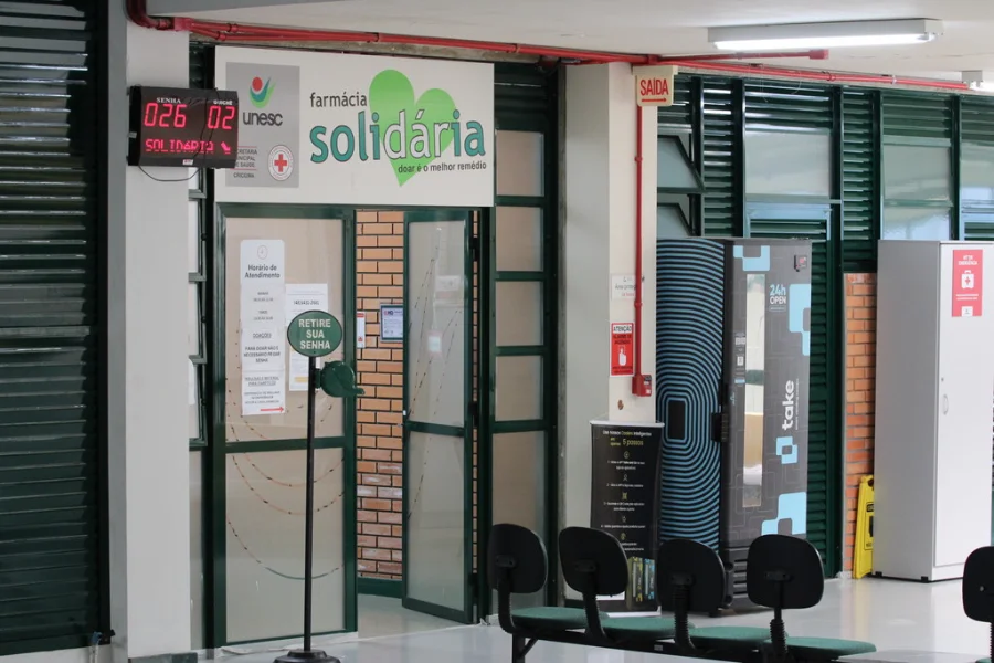 Entrada da Farmácia Solidária da Unesc, que fechará temporariamente para inventário de estoque e retornará em fevereiro de 2026.