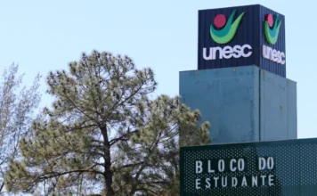 Feedback de estudantes vai qualificar ensino e serviços da Unesc Placa do BLOCO DO ESTUDANTE na Unesc com o logotipo da universidade no topo de um prédio, simbolizando a avaliação institucional.