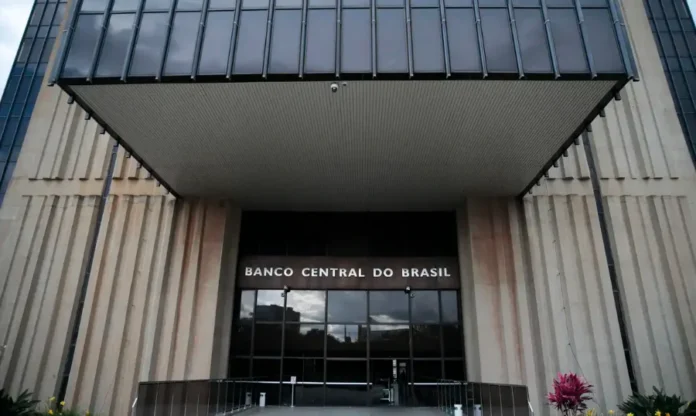 Focus Mercado eleva projeção de crescimento do PIB para 2,25% Fachada da entrada do prédio do Banco Central do Brasil em Brasília, com a inscrição "BANCO CENTRAL DO BRASIL" sobre as portas de vidro.