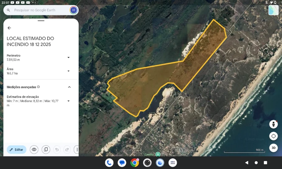 Área que o fogo atingiu em Balneário Gaivota, desenhada em um mapa com imagem de satélite. 