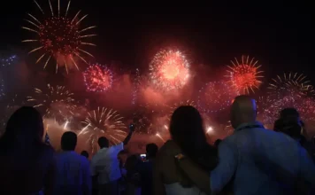 Fogos de artifício: O sofrimento invisível de autistas Queima de fogos no Réveillon. Especialistas alertam para os riscos sensoriais e fisiológicos que o barulho dos fogos causa em autistas, idosos e bebês, defendendo o uso de fogos silenciosos e shows de drones.
