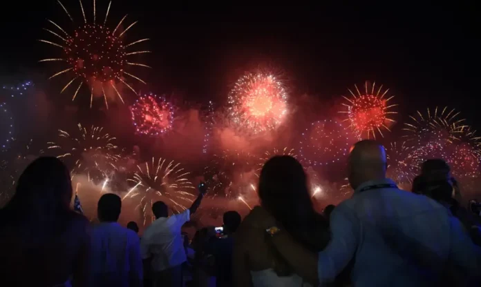 Fogos de artifício O sofrimento invisível de autistas Queima de fogos no Réveillon. Especialistas alertam para os riscos sensoriais e fisiológicos que o barulho dos fogos causa em autistas, idosos e bebês, defendendo o uso de fogos silenciosos e shows de drones.