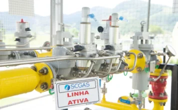 Gás natural terá redução média de 12% em SC para 2026 Estação de gás natural da SCGÁS em Santa Catarina. A ARESC confirmou uma redução acumulada de 38% nas tarifas entre 2023 e 2026, beneficiando indústrias e motoristas de GNV.