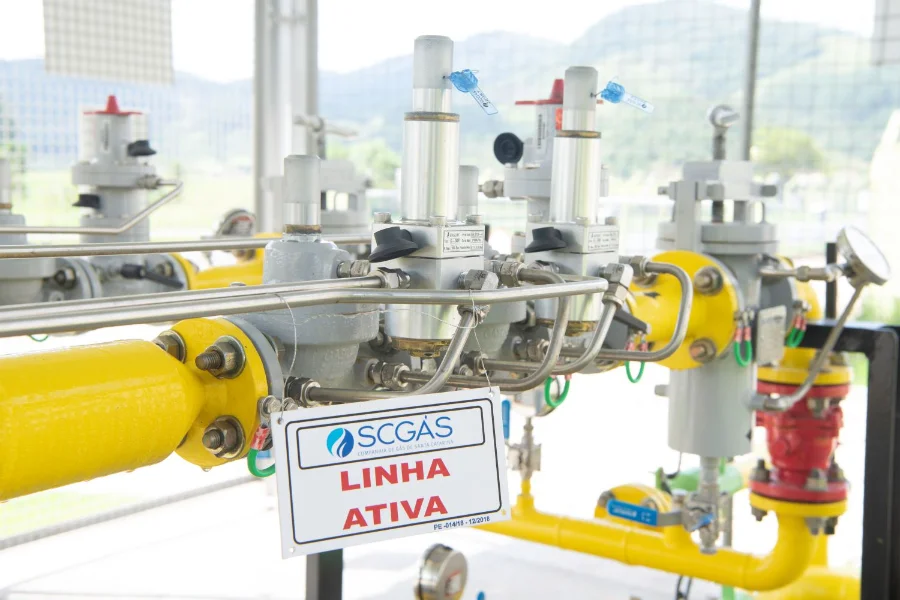 Gás natural terá redução média de 12% em SC para 2026 Estação de gás natural da SCGÁS em Santa Catarina. A ARESC confirmou uma redução acumulada de 38% nas tarifas entre 2023 e 2026, beneficiando indústrias e motoristas de GNV.