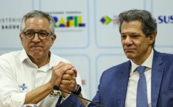 Governo lança plataforma de autoexclusão para sites de apostas Os ministros Alexandre Padilha (esquerda) e Fernando Haddad (direita) apertam as mãos durante o anúncio da plataforma de autoexclusão para jogos de azar.