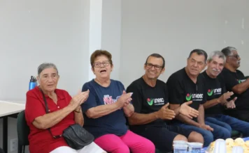 Grupo AVEnCER tem show surpresa para celebrar a superação Pacientes que sofreram AVC (Acidente Vascular Cerebral) aplaudem em uma reunião do grupo AVEnCER do CER II da Unesc.