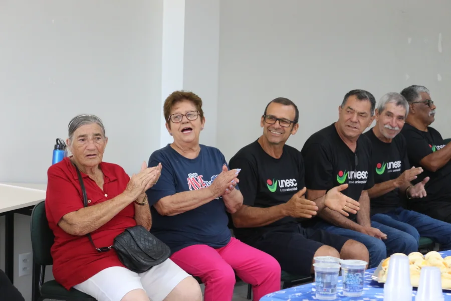 Pacientes que sofreram AVC (Acidente Vascular Cerebral) aplaudem em uma reunião do grupo AVEnCER do CER II da Unesc.