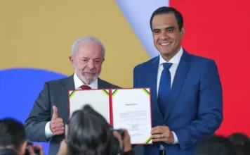 Gustavo Feliciano toma posse no Turismo e defende lazer Posse de Gustavo Feliciano como Ministro do Turismo pelo presidente Lula no Palácio do Planalto. Novo titular defende lazer acessível e democratização das viagens no Brasil.