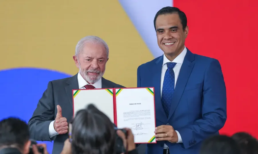 Posse de Gustavo Feliciano como Ministro do Turismo pelo presidente Lula no Palácio do Planalto. Novo titular defende lazer acessível e democratização das viagens no Brasil.