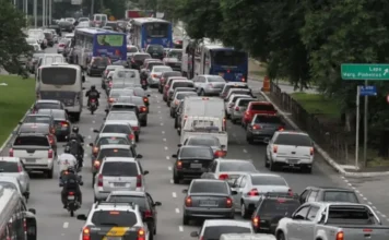 IPVA: Isenção para carros com 20 anos ou mais é aprovada Congestionamento de carros e ônibus em uma avenida urbana, representando o tráfego e os veículos visados pela isenção de IPVA.
