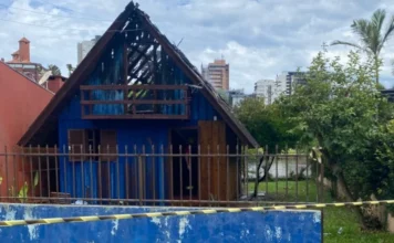 Incêndio atinge chalé no centro de Passo de Torres Chalé de madeira incendiado em Passo de Torres. Bombeiros utilizaram 3.000 litros de água para controlar as chamas no piso superior de residência no centro da cidade durante o feriado de Natal.