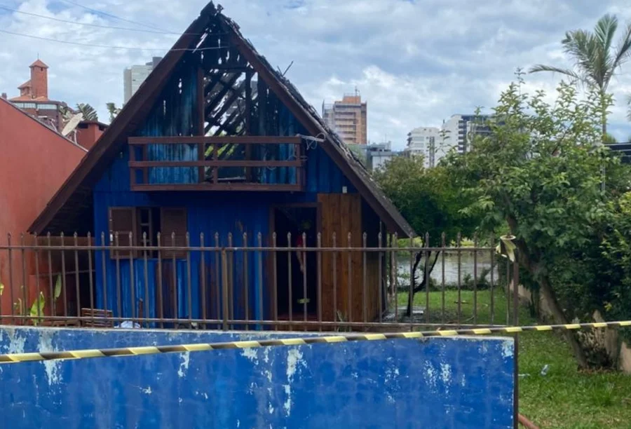 Chalé de madeira incendiado em Passo de Torres. Bombeiros utilizaram 3.000 litros de água para controlar as chamas no piso superior de residência no centro da cidade durante o feriado de Natal.