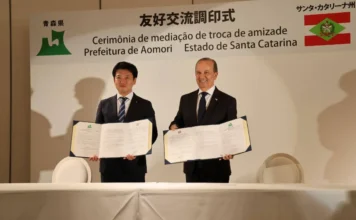 Internacionalização gera bilhões para Santa Catarina Governador Jorginho Mello em missão no Japão. Santa Catarina firma parcerias com a província de Aomori e capta financiamentos internacionais superiores a US$ 500 milhões com o Banco Mundial para projetos de infraestrutura e resiliência climática.