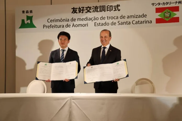 Internacionalização gera bilhões para Santa Catarina Governador Jorginho Mello em missão no Japão. Santa Catarina firma parcerias com a província de Aomori e capta financiamentos internacionais superiores a US$ 500 milhões com o Banco Mundial para projetos de infraestrutura e resiliência climática.