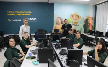 Intranet inovadora: Unesc e Cooperja formam talentos em TI Estudantes e gestores da Unesc e Cooperja em sala de aula, celebrando a parceria do Unesc Labs para o desenvolvimento de uma nova intranet.
