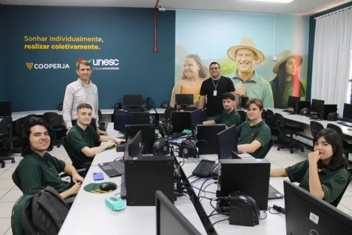 Intranet inovadora Unesc e Cooperja formam talentos em TI Estudantes e gestores da Unesc e Cooperja em sala de aula, celebrando a parceria do Unesc Labs para o desenvolvimento de uma nova intranet.