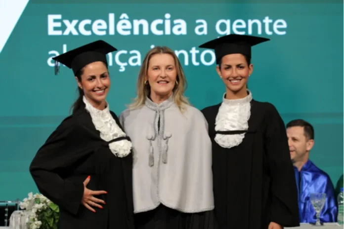 Irmãs gêmeas celebram formatura juntas em Engenharia na Unesc Irmãs gêmeas celebram a formatura conjunta em Engenharia de Produção durante cerimônia de colação de grau especial na Unesc.