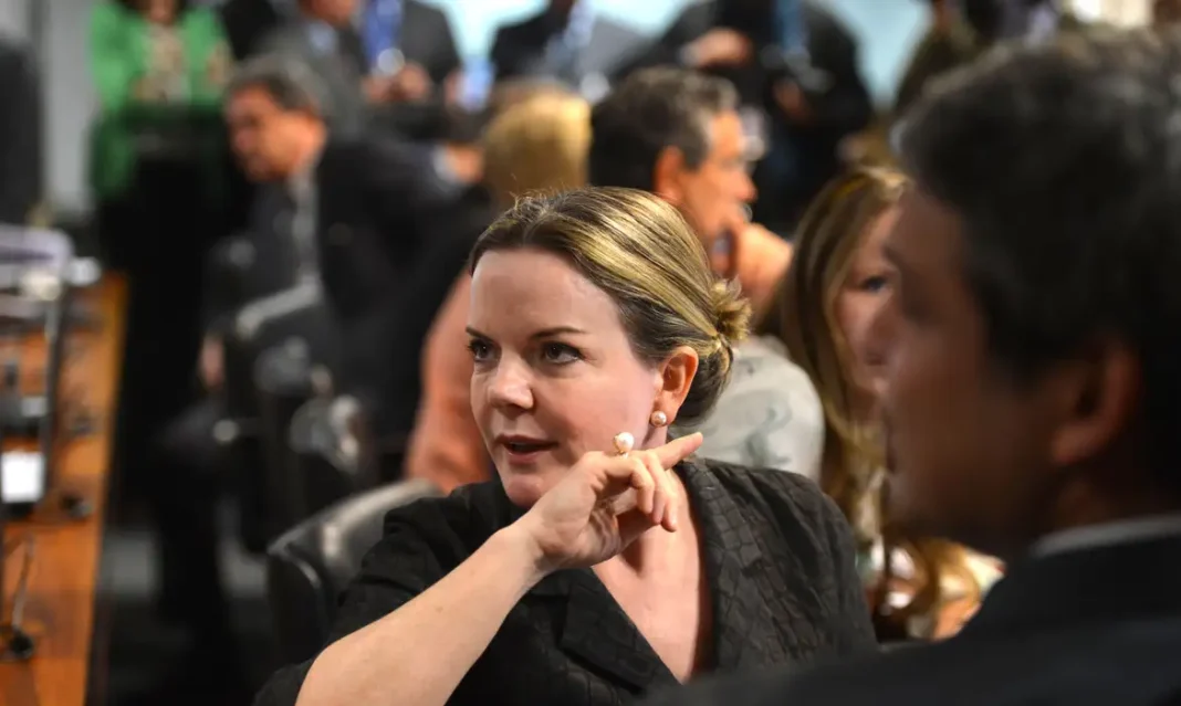 Ministra Gleisi Hoffmann critica taxa Selic de 15% ao ano. Discussão sobre o impacto dos juros na dívida pública e no Orçamento de 2026.