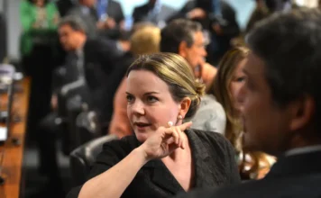 “Juros estratosféricos”: Gleisi critica Selic em 15% ao ano Ministra Gleisi Hoffmann critica taxa Selic de 15% ao ano. Discussão sobre o impacto dos juros na dívida pública e no Orçamento de 2026.