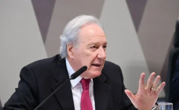 Lewandowski irá à CPI do Crime Organizado nesta terça-feira O ministro da Justiça e Segurança Pública, Ricardo Lewandowski, discursa e gesticula em uma mesa de CPI no Senado Federal.