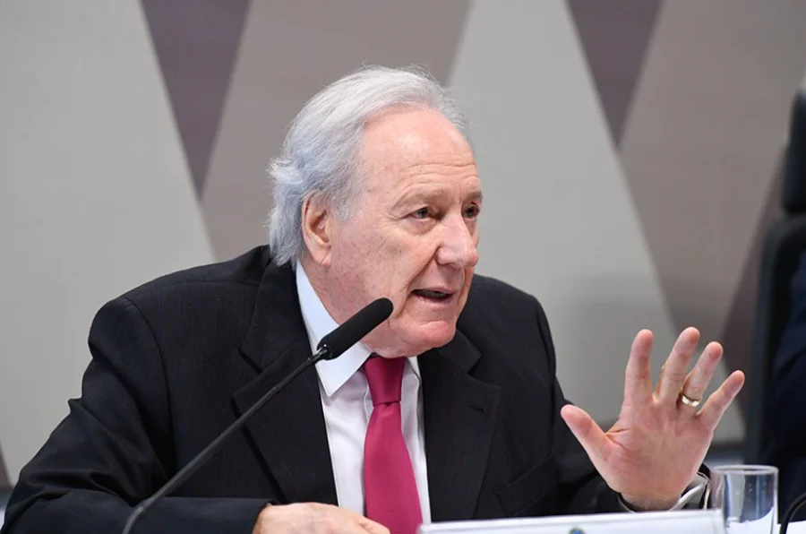 O ministro da Justiça e Segurança Pública, Ricardo Lewandowski, discursa e gesticula em uma mesa de CPI no Senado Federal.