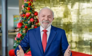 Lula defende fim da escala 6×1 em discurso de Natal Presidente Lula em discurso de Natal 2025. Em pronunciamento oficial, o presidente defende o fim da escala 6x1, destaca a isenção do Imposto de Renda até R$ 5 mil e celebra a saída do Brasil do Mapa da Fome.