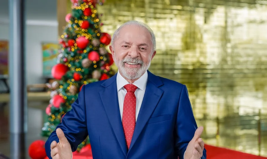Presidente Lula em discurso de Natal 2025. Em pronunciamento oficial, o presidente defende o fim da escala 6x1, destaca a isenção do Imposto de Renda até R$ 5 mil e celebra a saída do Brasil do Mapa da Fome.