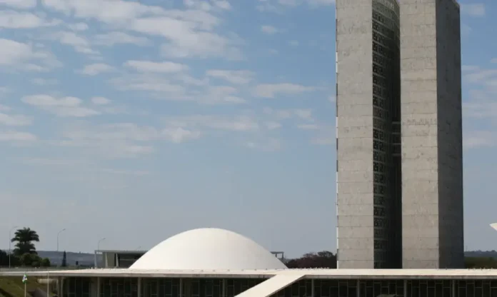 MP agiliza licenciamento para obras de infraestrutura do país Vista externa do Congresso Nacional em Brasília, mostrando as torres do Senado e da Câmara dos Deputados e a cúpula branca do Senado.