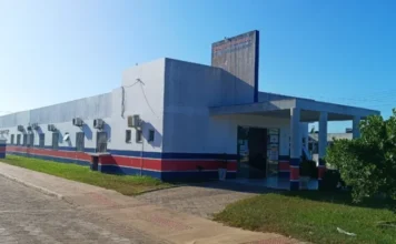 MPSC apura graves falhas no pronto atendimento de Gaivota Fachada da unidade de pronto atendimento de Balneário Gaivota, com paredes brancas e faixas horizontais em azul e vermelho, sob um céu limpo. O local é alvo de inquérito do MPSC por falhas estruturais.