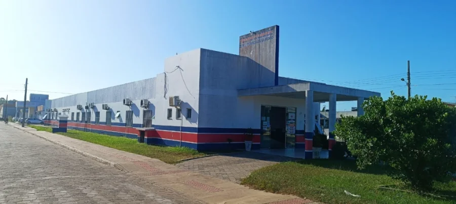 MPSC apura graves falhas no pronto atendimento de Gaivota Fachada da unidade de pronto atendimento de Balneário Gaivota, com paredes brancas e faixas horizontais em azul e vermelho, sob um céu limpo. O local é alvo de inquérito do MPSC por falhas estruturais.