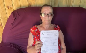 Moradora de Sombrio pede ajuda para tratar doença rara Moradora de Sombrio, Marlene Bueno Soares, segura receita médica de alto custo e pede ajuda da comunidade para tratar a Esclerose Lateral Amiotrófica (ELA).