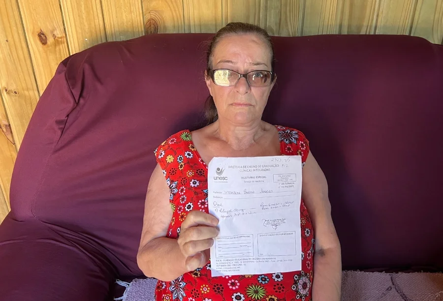 Moradora de Sombrio pede ajuda para tratar doença rara Moradora de Sombrio, Marlene Bueno Soares, segura receita médica de alto custo e pede ajuda da comunidade para tratar a Esclerose Lateral Amiotrófica (ELA).