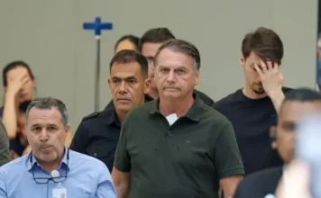 Moraes autoriza internação de Bolsonaro para cirurgia Jair Bolsonaro em momento de reflexão. Ministro Alexandre de Moraes autoriza internação do ex-presidente no Hospital DF Star para cirurgia de hérnia inguinal sob escolta da Polícia Federal.