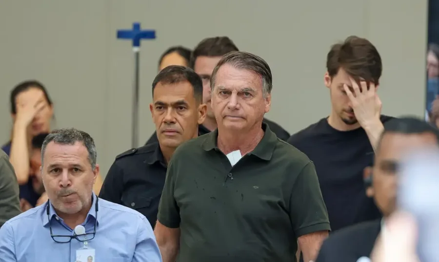 Jair Bolsonaro em momento de reflexão. Ministro Alexandre de Moraes autoriza internação do ex-presidente no Hospital DF Star para cirurgia de hérnia inguinal sob escolta da Polícia Federal.