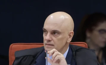 Moraes nega interferência no BC e cita Lei Magnitsky Ministro Alexandre de Moraes em sessão do STF. Magistrado esclarece reuniões com Gabriel Galípolo sobre sanções dos EUA e nega influência na aquisição do Banco Master pelo BRB.