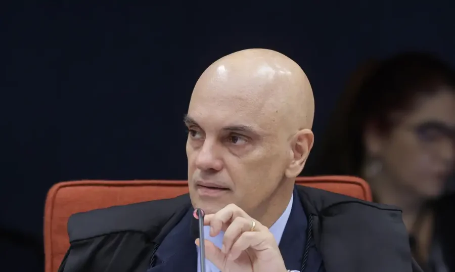 Ministro Alexandre de Moraes em sessão do STF. Magistrado esclarece reuniões com Gabriel Galípolo sobre sanções dos EUA e nega influência na aquisição do Banco Master pelo BRB.