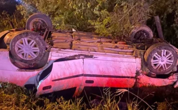 Motorista fica em estado grave após capotamento em Criciúma Capotamento de veículo em Criciúma. GM Corsa branco acidentado no bairro Buenos Aires; Corpo de Bombeiros de Içara realizou o resgate de vítima inconsciente na Rodovia Otávio Dassoler.